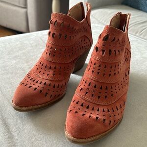 Cute Sofft brand booties. Only worn twice. In great condition!